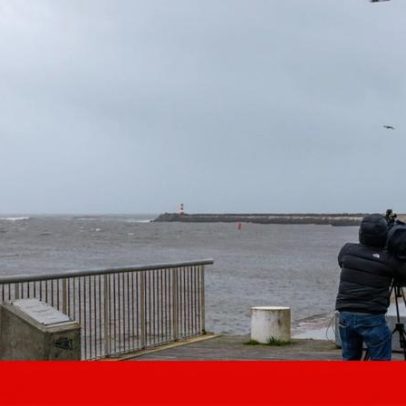 Rebocador norueguês remove cargueiro sem leme ao largo da Figueira da Foz