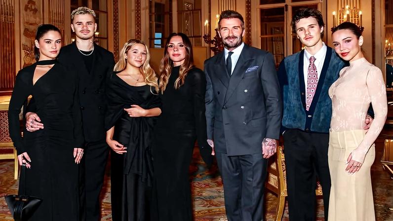 Victoria Beckham fez-se acompanhar do marido, David, e dos filhos, Cruz, Romeo e Harper, na cerimónia no Ministério da Cultura francês