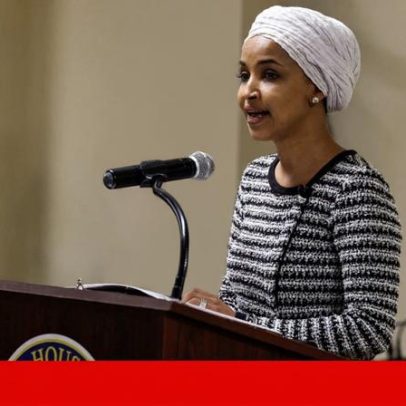 Congressista democrata é atingida com líquido durante discurso em Minneapolis