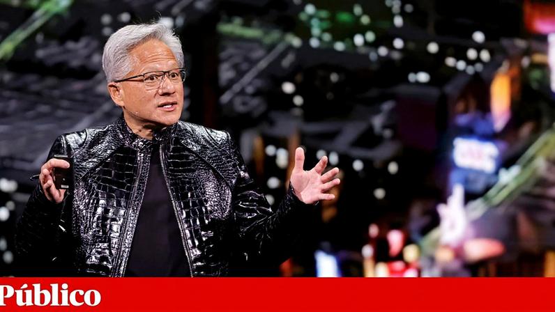 Jensen Huang, CEO da Nvidia, apresentou a plataforma Alpamayo no inicio deste ano, durante a feira de tecnologia CES, que decorreu em Las Vegas