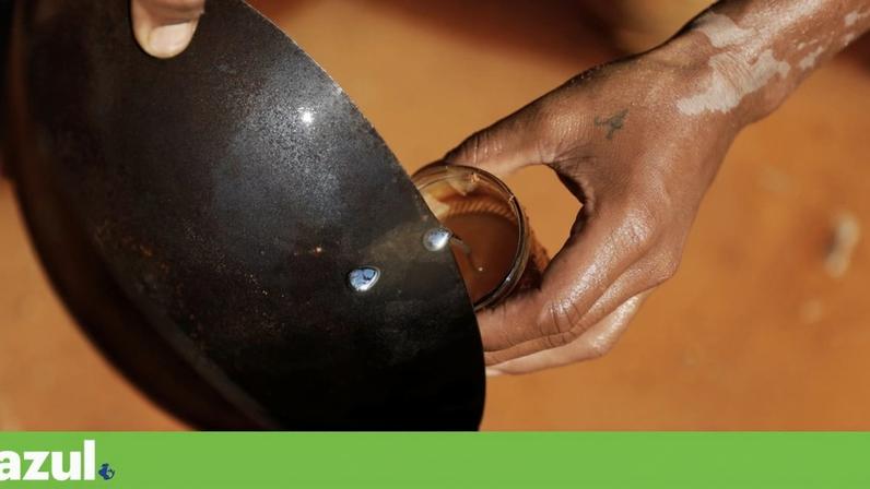 Mercúrio que coagulou em pequenas partículas de ouro numa mina artesanal