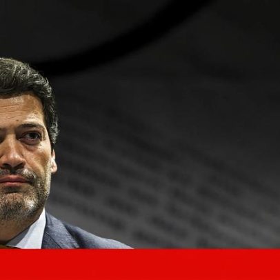 Ventura confronta Seguro em debate com cartaz pró-25 de Abril