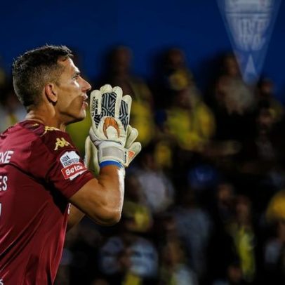 Robles renova automaticamente contrato por mais um ano com Estoril