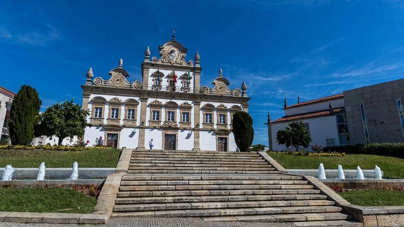 Os técnicos da câmara estiveram a fazer trabalhos de reparação ao longo de toda a manhã e o abastecimento de água começou a ser restabelecido ao início da tarde