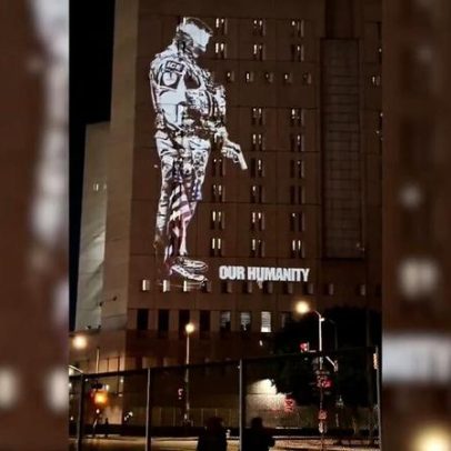 Ativistas exibem imagem de agente do ICE a disparar num edifício em Los Angeles