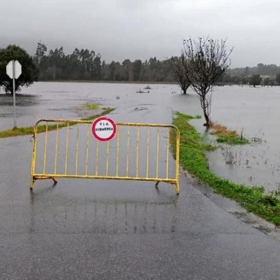 Rios sobem e cortam estradas no Alto Minho