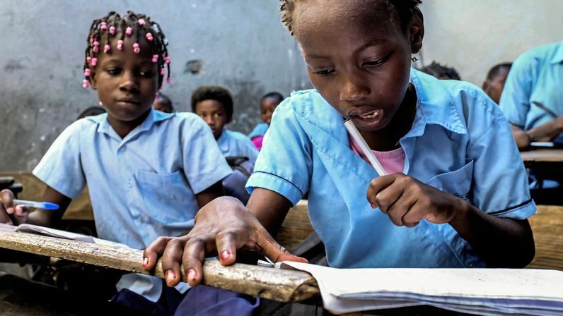 Alunos numa sala de aulas da Escola Primária Completa 12 de outubro da cidade da Beira, Moçambique, 26 de fevereiro de 2020. A Escola Primária Completa 12 de outubro da cidade da Beira é uma das que tem mais alunos na capital provincial, cerca de 4.000, e foi também uma das mais destruídas pelo ciclone Idai. (ACOMPANHA TEXTO DO DIA 10 DE MARÇO DE 2020). ANTÓNIO SILVA/LUSA