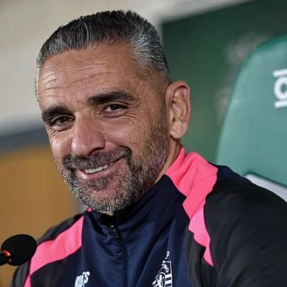 Sporting volta ao mercado por um médio