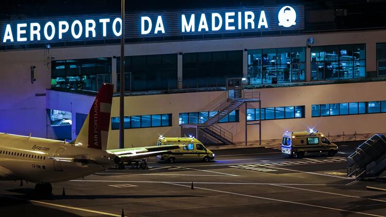 Chegaram esta noite ao Aeroporto Internacional da Madeira num avião C130 da Força Aérea Portuguesa (FAP) três doentes dos cuidados intensivos de hospitais de Lisboa para o hospital Nélio Mendonça, Santa Cruz, Madeira, 29 de janeiro de 2021. Na quinta-feira, o presidente do Governo da Madeira manifestou a "disponibilidade total" da região para receber doentes com covid-19 do continente, na sequência da "sobrecarga" que se verifica nos hospitais de Portugal continental. HOMEM DE GOUVEIA/LUSA