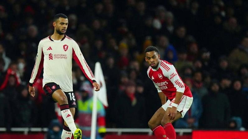 Cody Gakpo em ação frente aos 'gunners'