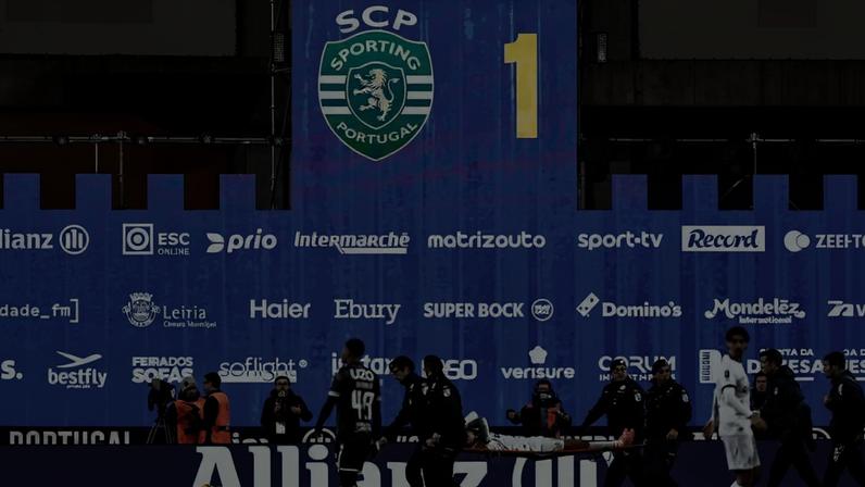 Eduardo Quaresma abandonou as quatro linhas de maca no jogo com o V. Guimarães, na Taça da Liga em Leiria - Foto: IMAGO