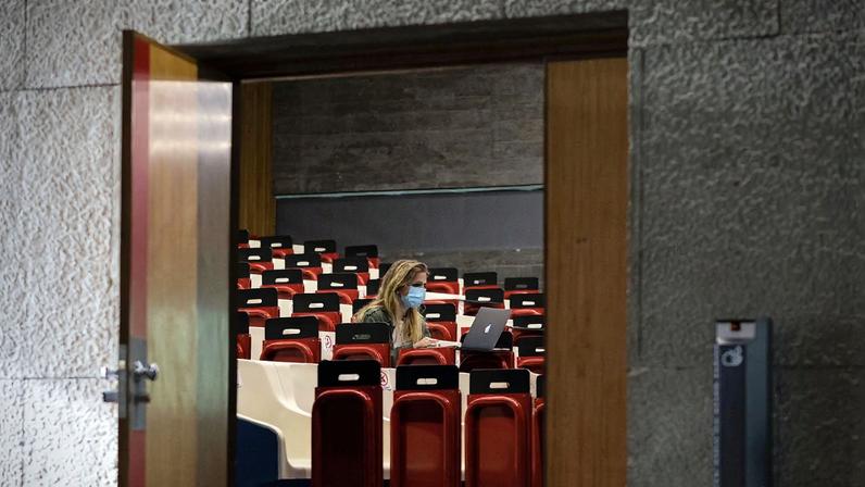 Uma estudante participa numa aula presencial na Faculdade de Economia da Universidade do Porto, 21 de maio de 2021. JOSÉ COELHO/LUSA
