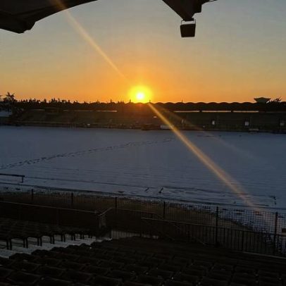 Neve transforma tapete verde em estádios temporários durante o fim de semana