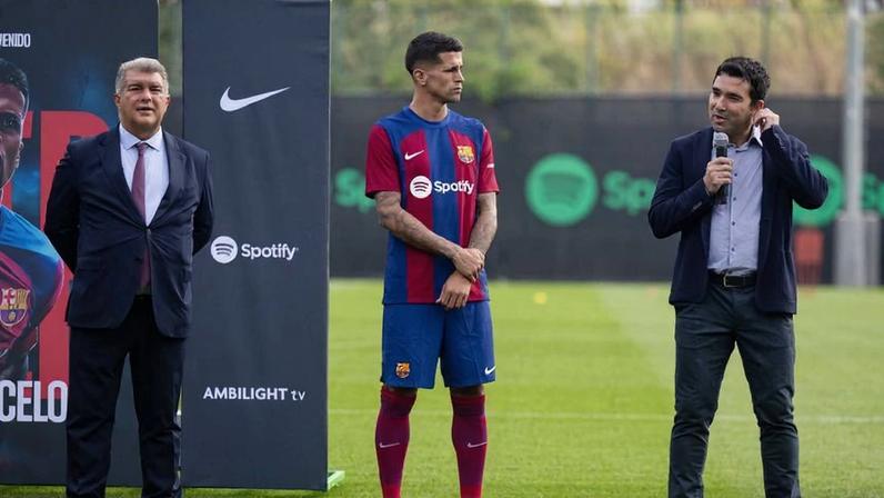 Deco e Laporta na apresentação de João Cancelo como reforço do Barcelona em 2023/24