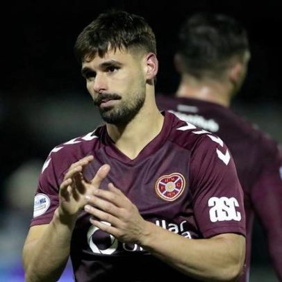 Cláudio Braga conduz Hearts à vitória, Celtic mantém a perseguição