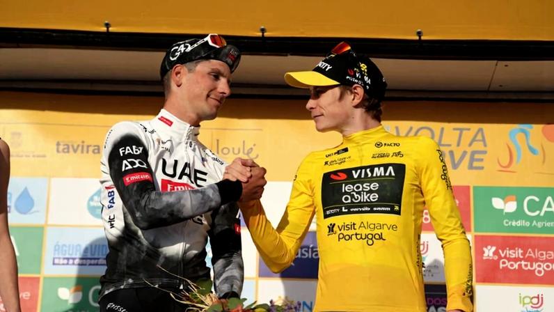 Jonas Vingegaard e João Almeida cumprimentam-se no pódio final da Volta ao Algarve 2025