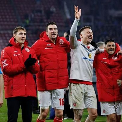 Mainz sai da última posição na Bundesliga e complica permanência