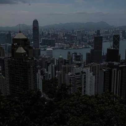 Incêndio obriga evacuação de mais de 150 pessoas num bairro de Hong Kong