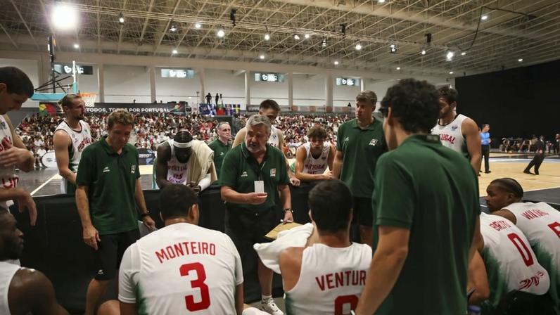 Mário Gomes, treinador da Seleção Nacional de basquetebol masculino em jogo particular de preparação para o Eurobasket2025 onde Portugal participou. Foto FPB