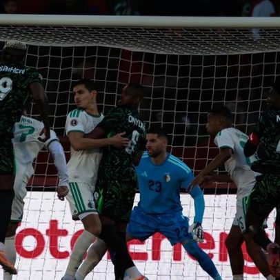 Osimhen marca e assiste na vitória da Nigéria após polémica