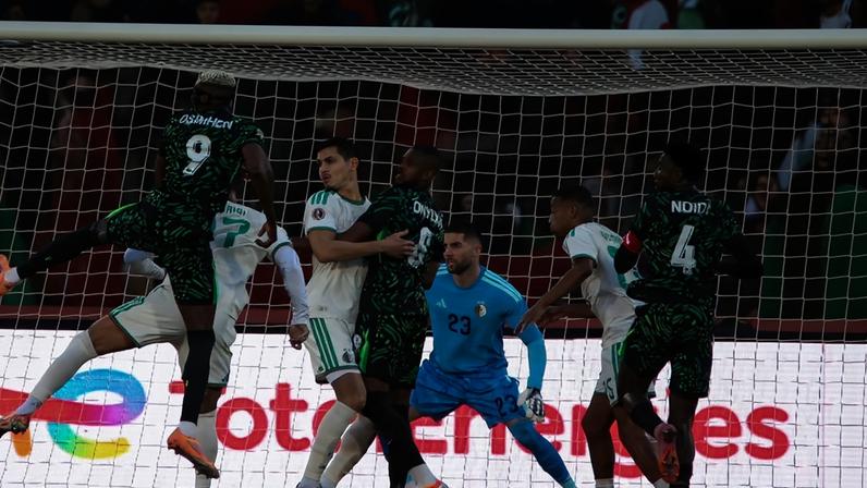 A Nigéria dominou e venceu a Argélia nos quartos de final da CAN 2025 - Foto: X/@NGSuperEagles