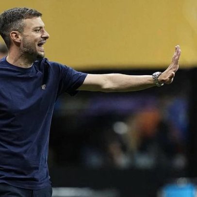 Anselmi apresentado pelo Botafogo, fala do FC Porto e fica às escuras