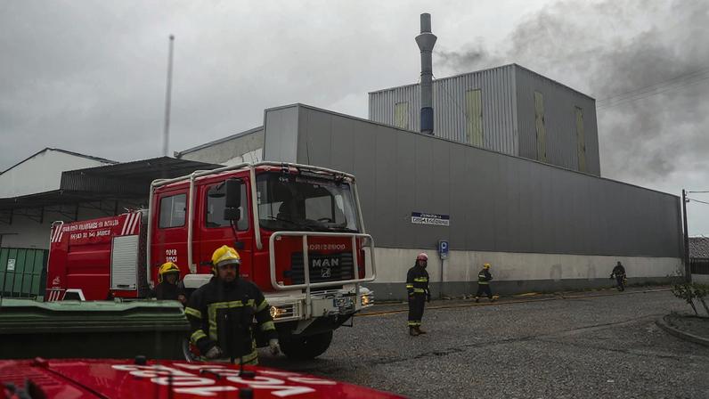 O socorro foi prestado pelos Bombeiros Voluntários de Barcelinhos e pela viatura médica de emergência e reanimação de Barcelos