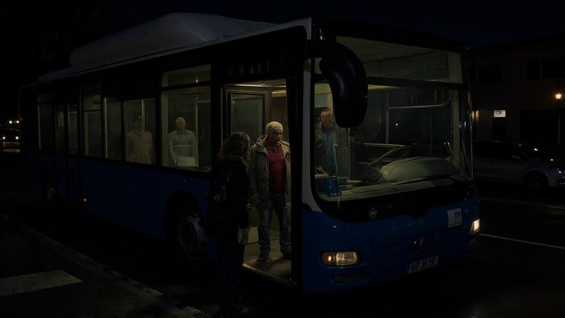 Utentes da nova rede de autocarros da Área Metropolitana do Porto - Unir, à entrada para um autocarro em Vila Nova de Gaia, 03 de janeiro de 2024. (ACOMPANHA TEXTO DA LUSA DE 04 DE JANEIRO DE 2024). JOSÉ COELHO/LUSA