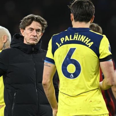 Treinador do Tottenham visto com copo do rival antes do jogo