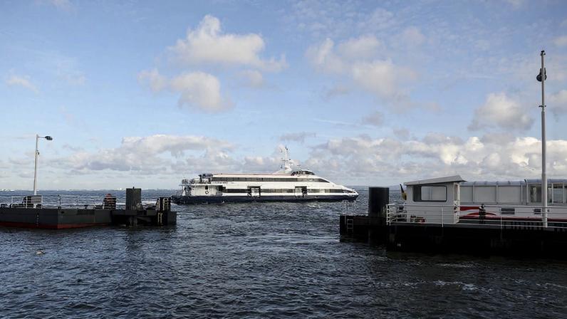 Catamarã da Soflusa Jorge de Sena, a sair do Terminal Fluvial Sul e Sueste, originalmente denominada Estação do Sul e Sueste, Lisboa, 14 de março de 2024.