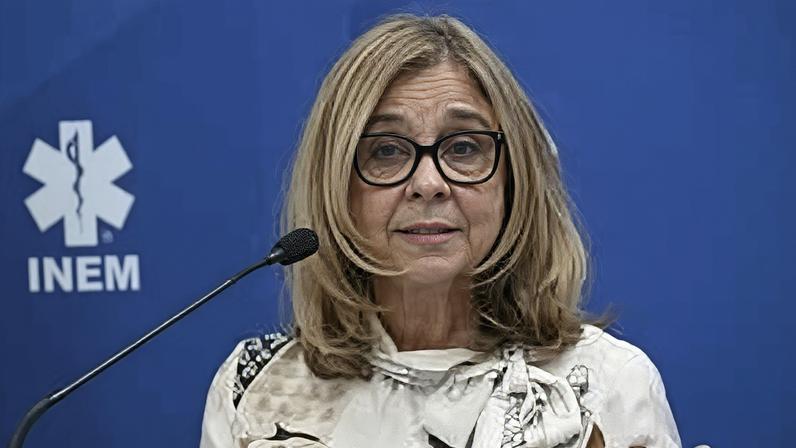 A ministra da saúde, Ana Paula Martins, intervém durante a visita ao Centro da PT EMT, Mafra, 17 de dezembro de 2024. Uma equipa da Organização Mundial de Saúde (OMS) realiza uma visita de recertificação do Portuguese Emergency Medical Team, onde o INEM colocou toda a estrutura modular para ser visitada pelos peritos da OMS. CARLOS BARROSO/LUSA