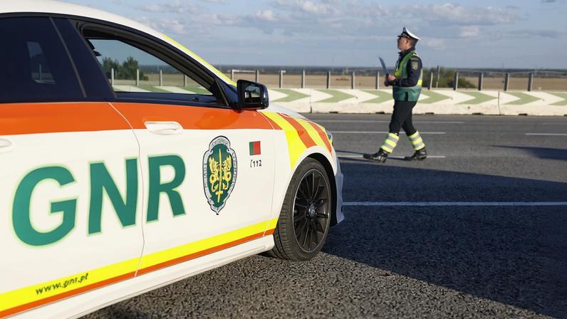 Um agente da Guarda Nacional Republicana (GNR), durante uma ação de fiscalização no âmbito da campanha “Festas MAIs Seguras”, nas portagens do Pinhal Novo, em Setúbal, 30 de dezembro de 2024.