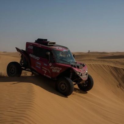 Pilotos homens não gostam de serem ultrapassados por carro cor-de-rosa