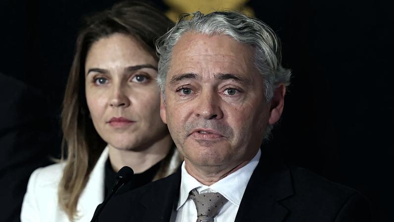 O secretário-geral do Juntos pelo Povo (JPP), Élvio Sousa, fala aos jornalistas no final de um encontro com o Presidente da República, Marcelo Rebelo de Sousa (ausente da fotografia), no âmbito da audição aos partidos representados no parlamento madeirense, após a queda do governo liderado por Miguell Albuquerque, no Palácio de Belém, em Lisboa, 07 de janeiro de 2024. ANTÓNIO COTRIM/LUSA