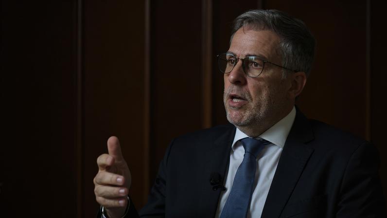 O novo bastonário eleito da Ordem dos Advogados, João Massano, em entrevista à agência Lusa, em Lisboa, 14 de abril de 2025. O novo bastonário dos advogados quer instituir previsibilidade no pagamento aos advogados oficiosos, propondo a definição de um calendário mensal, e quer nova revisão dos Estatutos da Ordem, nomeadamente no que diz respeito ao pagamento dos estágios. (ACOMPANHA TEXTO DA LUSA DO DIA 21 DE ABRIL DE 2025). ANTÓNIO COTRIM/LUSA