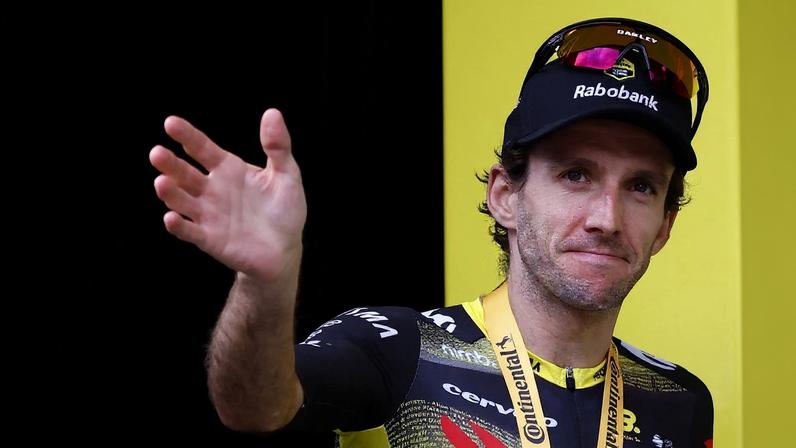 Simon Yates, campeão do Giro 2025, na cerimónia de entrega de prémios