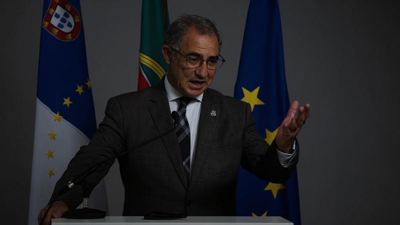 O presidente do Governo Regional dos Açores, José Manuel Bolieiro, discursa durante uma sessão na Escola do Mar dos Açores, durante uma visita do presidente da República, Marcelo Rebelo de Sousa à região autónoma dos Açores, Horta, 01 de agosto de 2025. NUNO VEIGA/LUSA