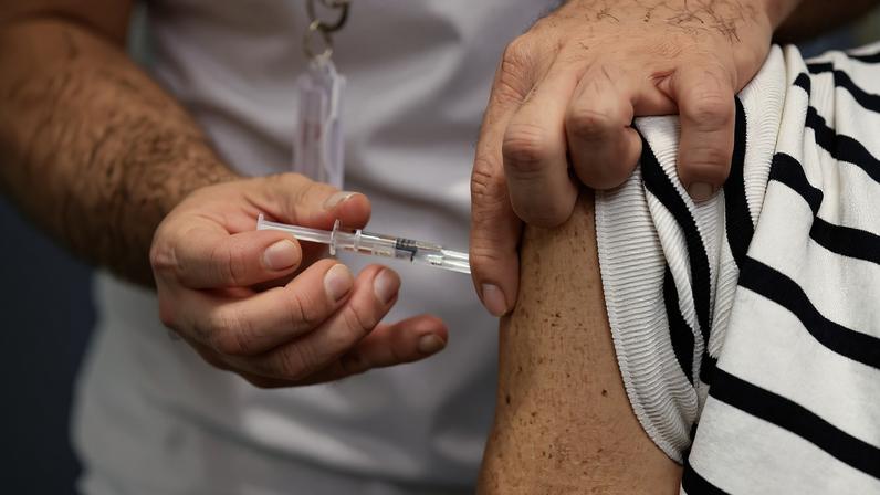 Um enfermeiro administra uma vacina contra a Covid-19 em uma paciente num gabinete de vacinação da USF Novo Sentido – Bairro do Cerco do Porto, 23 de Setembro de 2025. A Direção-Geral da Saúde apresenta hoje a campanha de Vacinação Sazonal contra a Gripe e a COVID-19 – outono-inverno. JOSÉ COELHO/LUSA