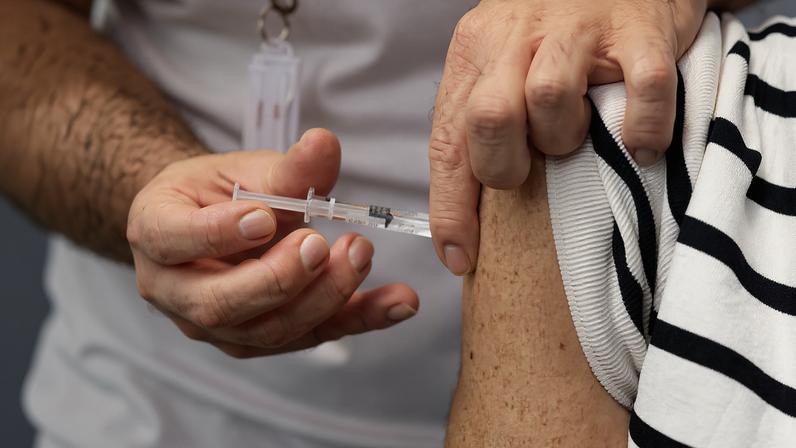 A Associação Nacional de Farmácias disse saber até ao momento que os laboratórios já confirmaram não possuir mais vacinas destinadas ao contingente privado