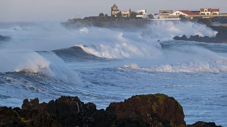 Mar agitado e vento forte em São Mateus da Calheta, ilha Treceira, Açores, 26 de setembro de 2025. O ciclone tropical Gabrielle que atinge os Açores deixou de ser um furacão de categoria 1 e passou a ser uma depressão pós-tropical, mas as preocupações mantêm-se, segundo o Instituto Português do Mar e da Atmosfera (IPMA). ANTÓNIO ARAÚJO/LUSA
