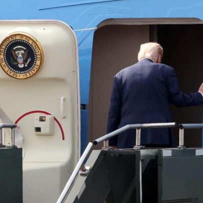 Avião de Trump para Davos regressa à base por falha elétrica