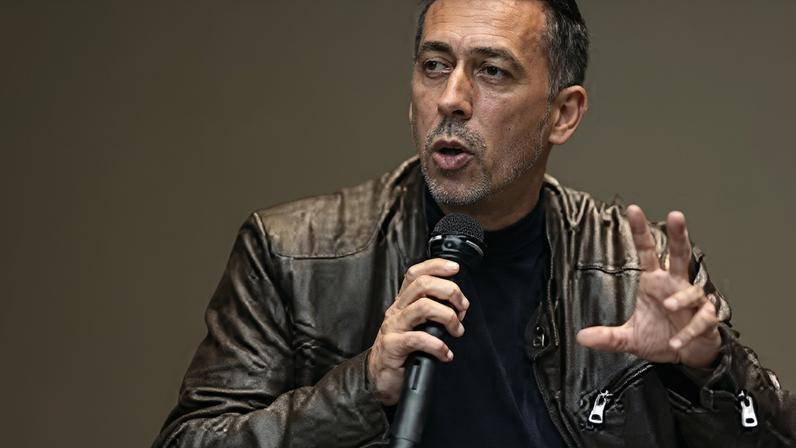 O secretário-geral da CGTP-IN, Tiago Oliveira, usa da palavra durante o debate "As razões para enfrentar a contrarreforma laboral", promovido pela associação Causa Pública e centrado nas alterações à legislação laboral previstas pelo Governo, na Escola Secundária Camões, em Lisboa, 27 de novembro de 2025. JOSÉ SENA GOULÃO/LUSA