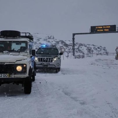 Neve continua na Serra da Estrela e fecha estradas