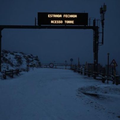 Neve fecha estrada que atravessa maciço central