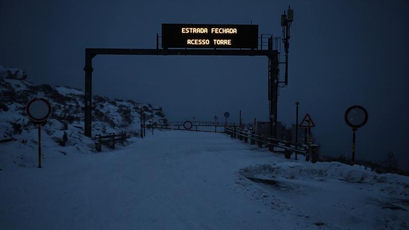 Neve fecha estrada que atravessa maciço central