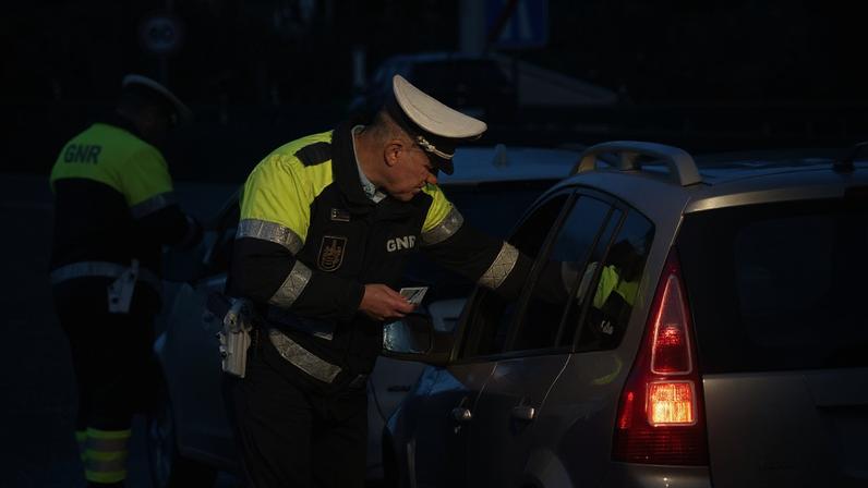 Militares da Guarda Nacional Republicana (GNR) durante uma operação de fiscalização rodoviária, na Praça das Portagens da AE A1, em Alverca, Vila Franca de Xira, 23 de dezembro de 2025. MANUEL DE ALMEIDA/LUSA