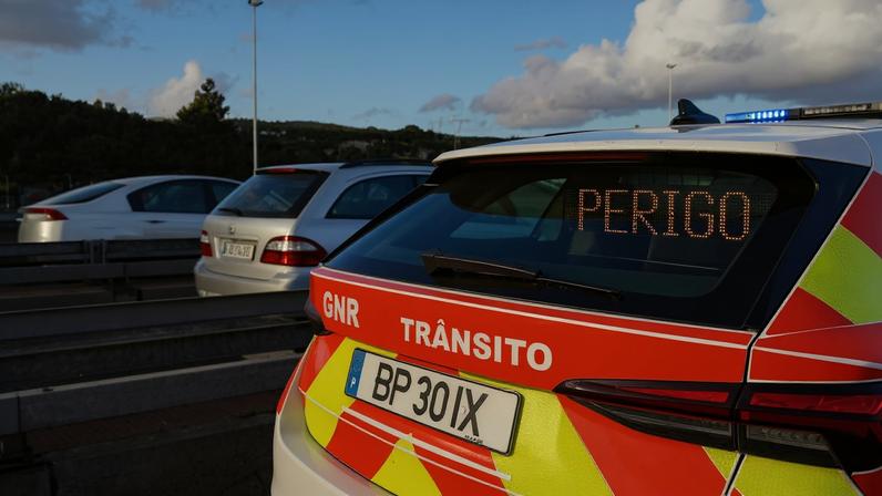 A Guarda Nacional Republicana (GNR) durante uma operação de fiscalização rodoviária, na Praça das Portagens da AE A1, em Alverca, Vila Franca de Xira, 23 de dezembro de 2025. MANUEL DE ALMEIDA/LUSA