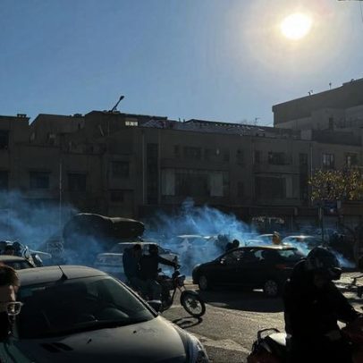 Irão: sétimo dia de protestos provoca mortos e confrontos