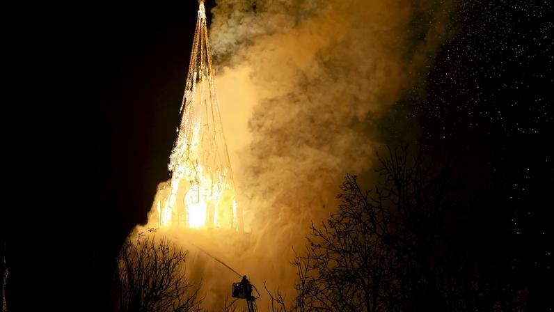 Incêndio destrói igreja histórica em Amesterdão