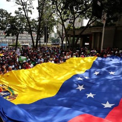 Milhares de apoiantes de Maduro manifestam-se em Caracas